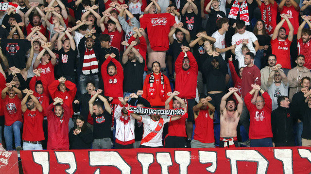 אוהדי הפועל תל אביב מוחים נגד המשטרה (צילום: אודי ציטיאט)