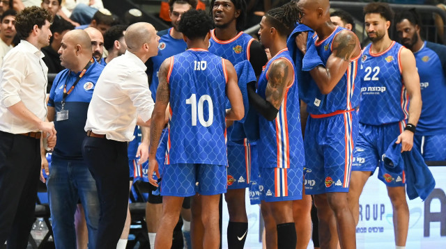 מאמן מכבי רמת גן שמוליק ברנר עם שחקניו (צילום: ברני ארדוב)