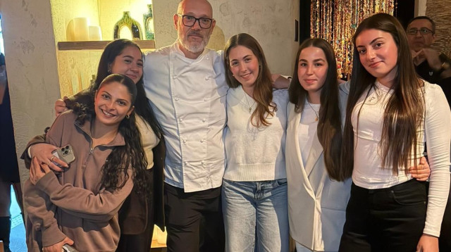 מרגש: שורדות השבי מדליקות נר ראשון בבית (צילום: יחצ)