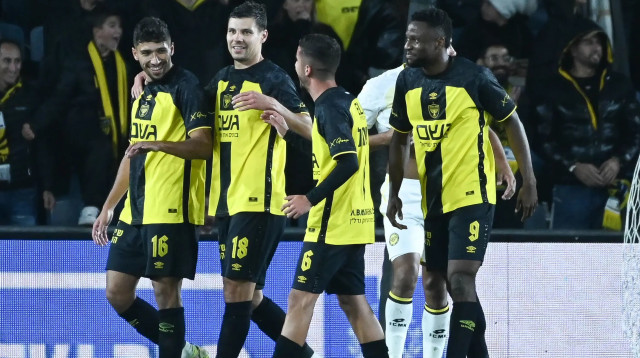 שחקני בית"ר ירושלים חוגגים עם ג'ונבוסקו קאלו (צילום: ברני ארדוב)