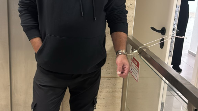 בועז רז מקריית שמונה, אזוק למשרדי רשות המיסים בבני ברק (צילום: ללא)