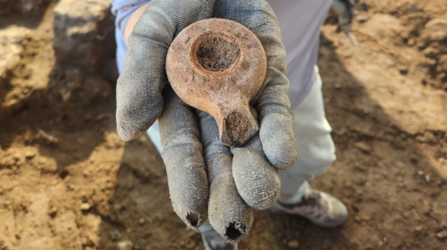 הנר הקדום שהתגלה (צילום: מוז"א - מוזיאון ארץ ישראל)