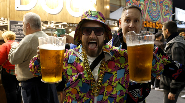 בלונדון חוגגים עם בירה  (צילום: רויטרס)