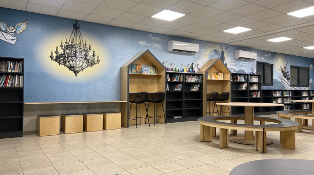 הספרייה בבית ספר יגאל אלון בגבעתיים  (צילום: עיריית גבעתיים)