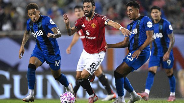 טיילר אדמס מול ברונו פרננדש (צילום: Daniel Bartel - Premier League / Contributor)