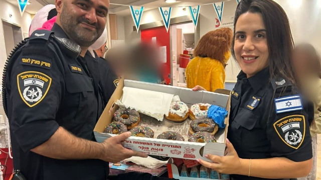 שוטרי בני ברק-רמת גן בבית חולים ספרא (צילום: דוברות המשטרה)