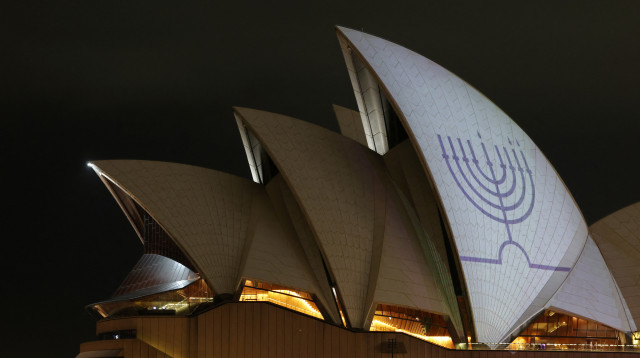 מנורה מוקרנת על בית האופרה של סידני (צילום: רויטרס)