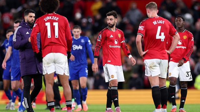 קובי מאינו עם שחקני יונייטד (צילום: Alex Livesey / Stringer)