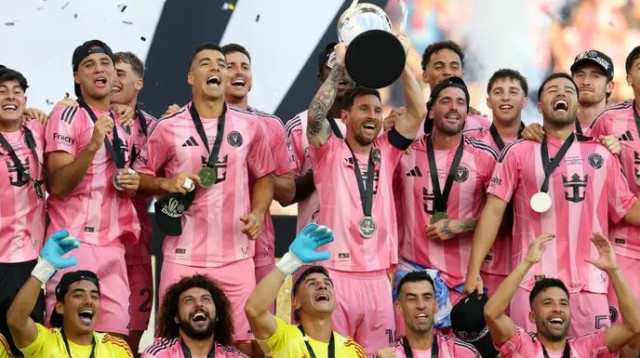 מסי חוגג את תוארו ה-48 בקריירה (צילום: רויטרס)