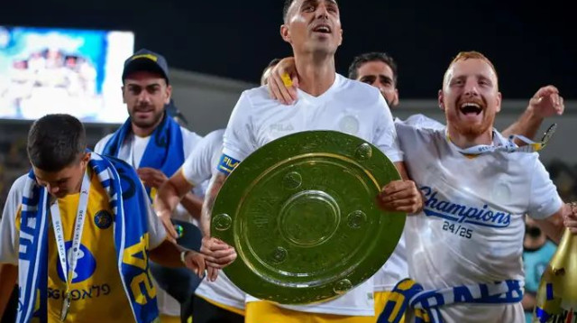 זהבי אחרי הזכייה באליפות, אשתקד (צילום: אריאל שלום)