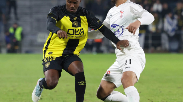 ג'ובייר בושנאק שחקן בני סכנין מול טימו מוזי שחקן בית"ר ירושלים (צילום: דני מרון)