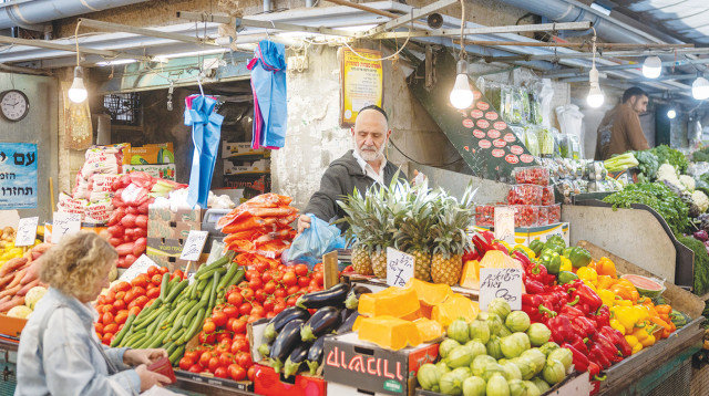 דוכן פירות וירקות בשוק (צילום: חיים גולדברג פלאש 90)
