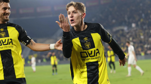 עדי יונה שחקן בית"ר ירושלים חוגג שער (צילום: דני מרון)