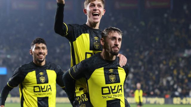 עדי יונה שחקן בית"ר ירושלים חוגג שער עם עומר אצילי (צילום: דני מרון)