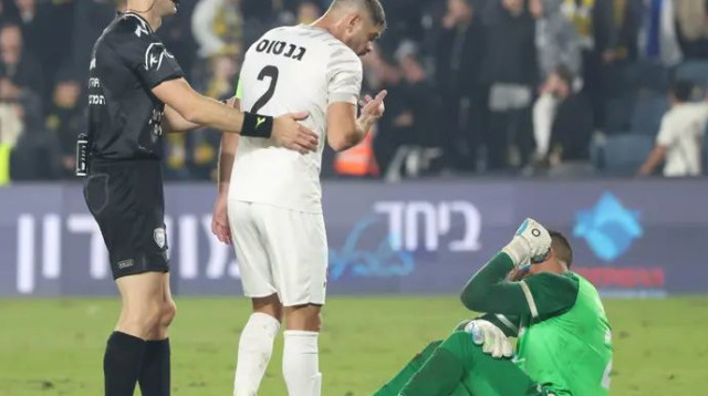 מוחמד אבו ניל לאחר שנפגע מאחד החפצים (צילום: דני מרון)