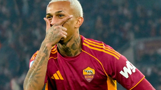 ווסלי פרנסה שחקן רומא חוגג שער (צילום: GettyImages, Silvia Lore)