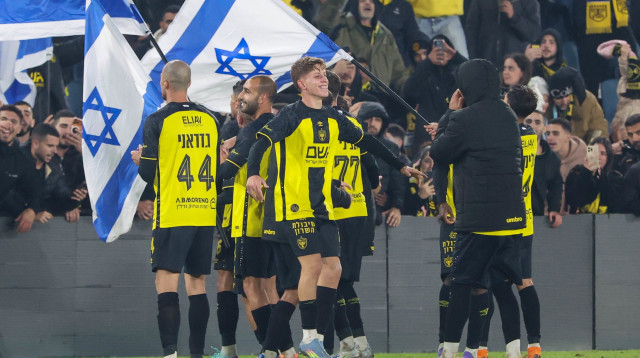 עדי יונה ושחקני בית"ר ירושלים חוגגים עם הקהל (צילום: דני מרון)