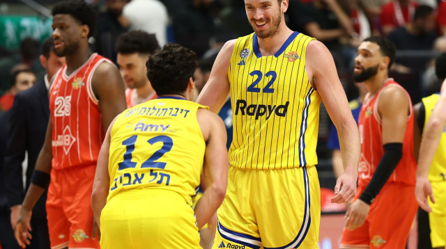 שחקני מכבי תל אביב טי ג'יי ליף, ג'ון דיברתולומאו (צילום: דני מרון)