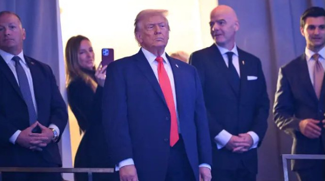 דונלד טראמפ תפס מקום ביציע (צילום: GettyImages)