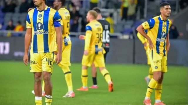 שחקני מכבי תל אביב מאוכזבים (צילום: אריאל שלום)