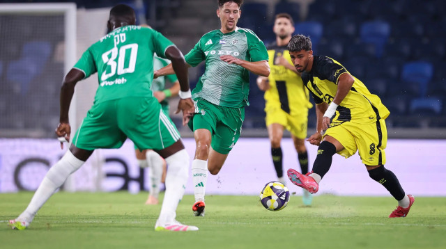 ירין לוי שחקן בית"ר ירושלים מול גוני נאור שחקן מכבי חיפה (צילום: מאור אלקסלסי)