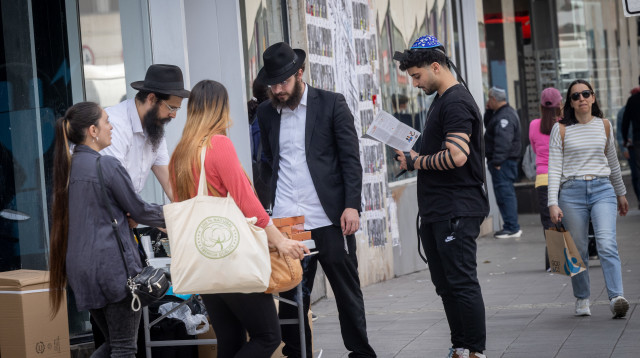 דוכן הנחת תפילין בתל אביב (צילום: מרים אלסטר פלאש 90)