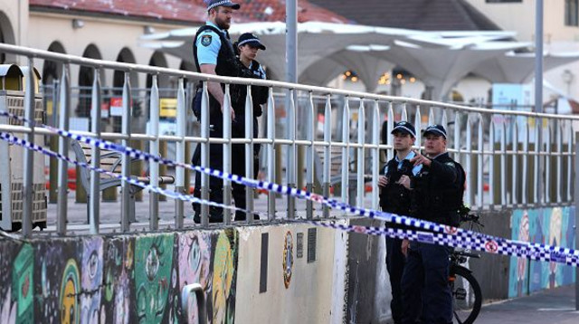 שוטרים לאחר הפיגוע בחוף בסידני אוסטרליה (צילום: DAVID GRAY)