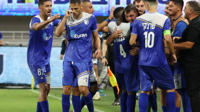 שחקני עירוני קרית שמונה חוגגים (צילום: דני מרון)