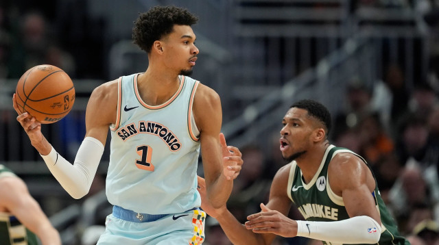יאניס אנטטוקומפו, מילווקי באקס, מול ויקטור וומבניאמה, סן אנטוניו ספרס (צילום: GettyImages, Mike E. Roemer/NBAE)