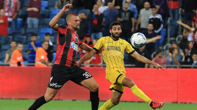 גבריאל תמאש מול חן עזרא (צילום: ערן לוף)