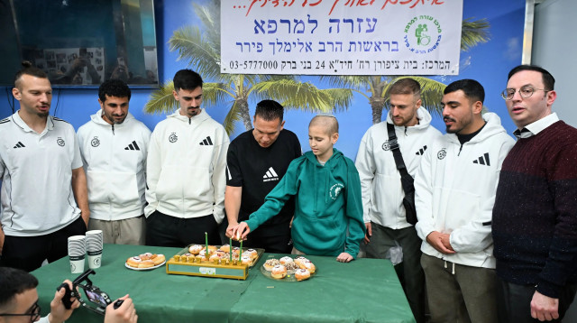 ביקור שחקני מכבי חיפה בבית החולים רות רפפורט, רמב"ם (צילום: אתר רשמי, מכבי חיפה)