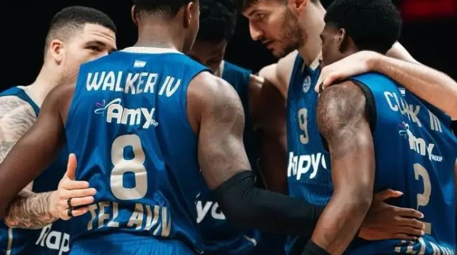 עשה את ההבדל. סורקין עם שחקני מכבי תל אביב (צילום: אתר רשמי, Dubai Basketball)