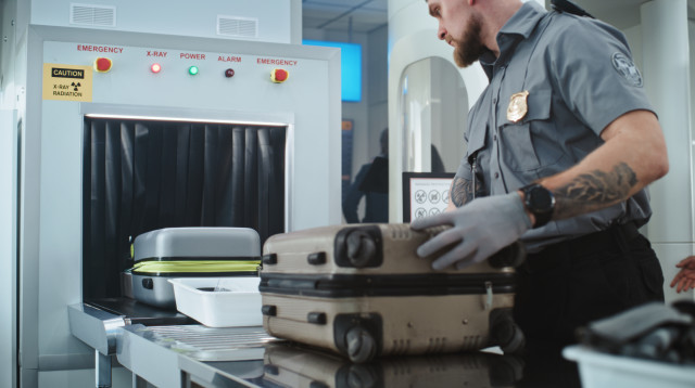 בידוק בשדה התעופה (צילום: שאטרסטוק)