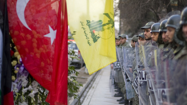 דגלי טורקיה וחיזבאללה (צילום: REUTERS/MORTEZA NIKOUBAZL)