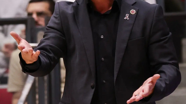 יונתן אלון מאמן הפועל ירושלים (צילום: מאור אלקסלסי)