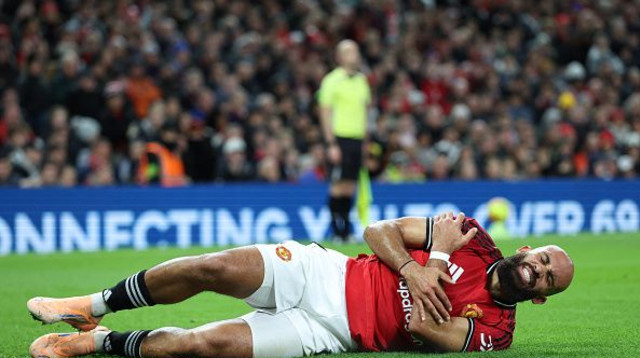 בריאן אמבומו שרוע על הדשא (צילום: Gettyimages)