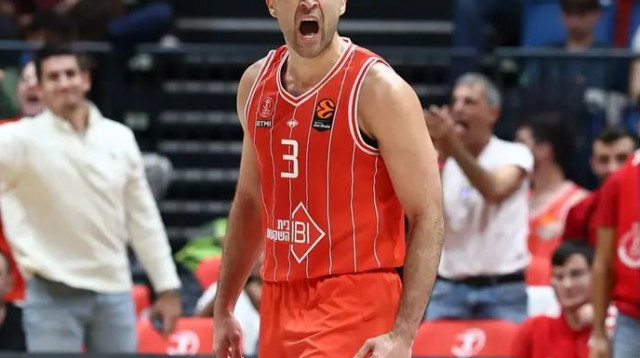 בולט בשני צדי הפרקט. בריאנט (צילום: דני מרון)