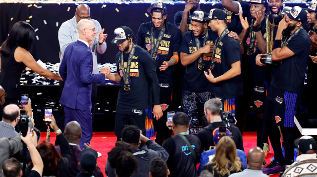 ניו יורק ניקס חוגגת זכייה בגביע ה-NBA: ג'יילן ברונסון עם אדם סילבר (צילום: GettyImages, Ethan Miller)