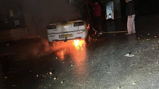 שריפת מכוניות בכפר עין יברוד (צילום: דובר צהל)