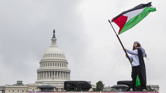 מפגינים פרו פלסטינים (צילום:  AASHISH KIPHAYET/Middle East Images/AFP via Getty Images)