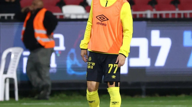 עומר אצילי שחקן בית"ר ירושלים בחימום (צילום: דני מרון)