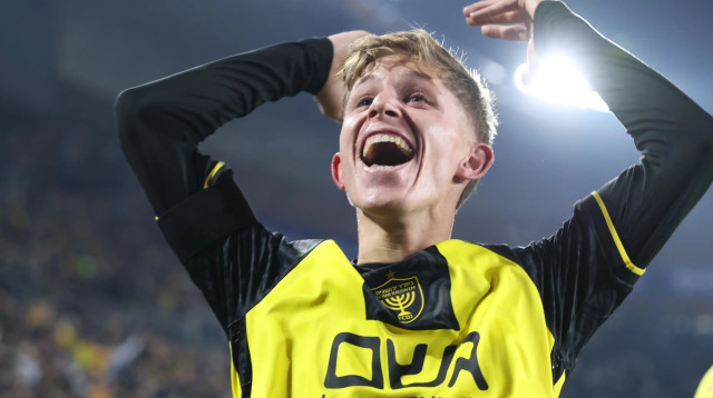 עדי יונה שחקן בית"ר ירושלים חוגג שער (צילום: דני מרון)