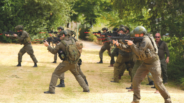 כיתת כוננות קיבוץ מלכיה באימון (צילום: אייל מרגולין, פלאש 90)