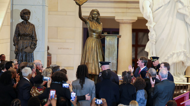 הפסל החדש של ברברה רוז ג'ונס בקפיטול (צילום: רויטרס)