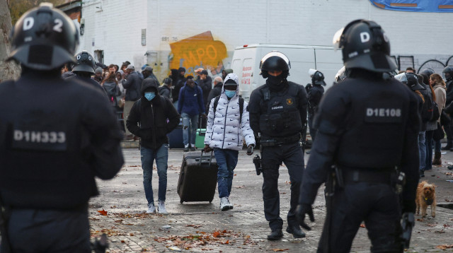 פינוי מהגרים מבניין נטוש בבדלונה, ספרד (צילום: רויטרס)