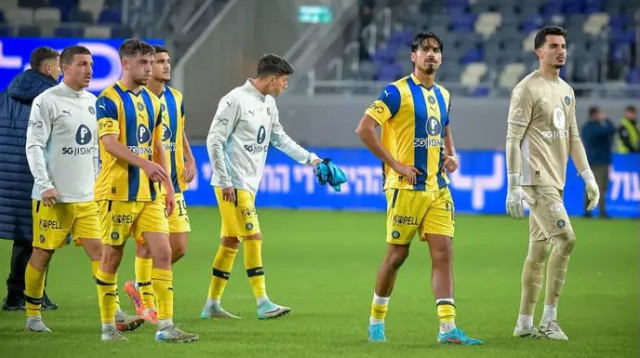 תוצאה רעה. שחקני מכבי תל אביב (צילום: אריאל שלום)