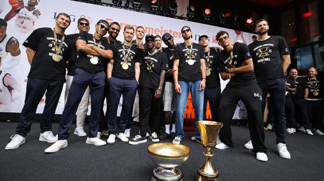 נבחרת הכדורסל של גרמניה מציגה את התואר העולמי והאירופי (צילום: Alex Grimm)