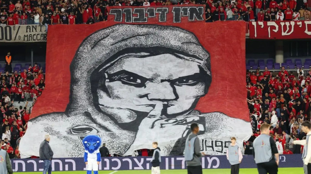 אוהדי הפועל תל אביב מניפים שלט "אין דיבור" (צילום: אודי ציטיאט)