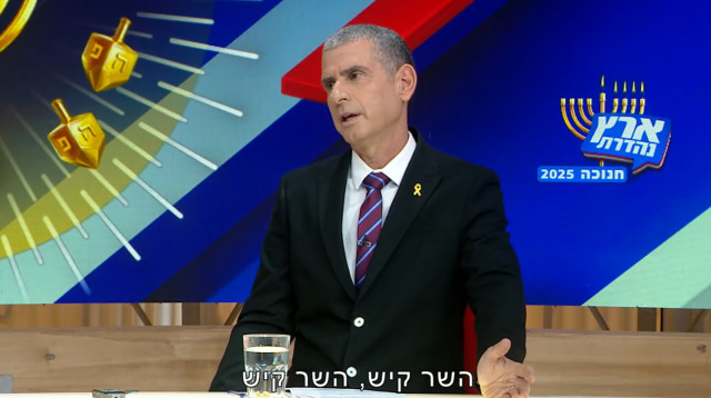 איל קיציס בארץ נהדרת (צילום: צילום מסך קשת 12)