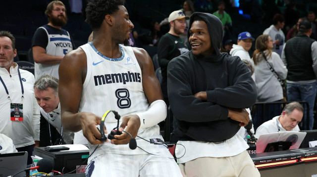 ג'ארן ג'קסון ג'וניור שחקן ממפיס גריזליס עם אנתוני אדוארדס שחקן מינסוטה טימברוולבס (צילום: GettyImages)